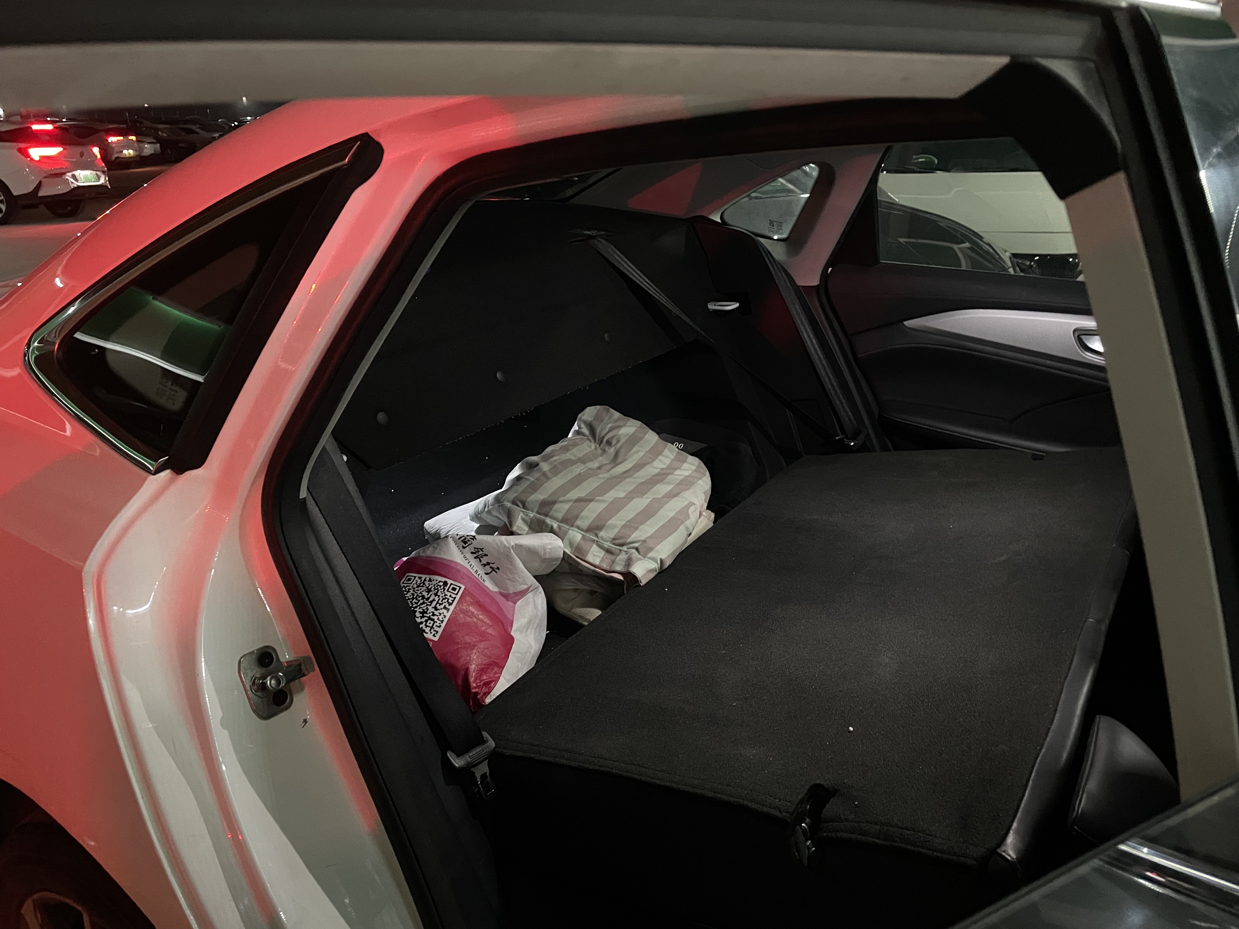 網(wǎng)約車司機(jī)，“卷”在車流里