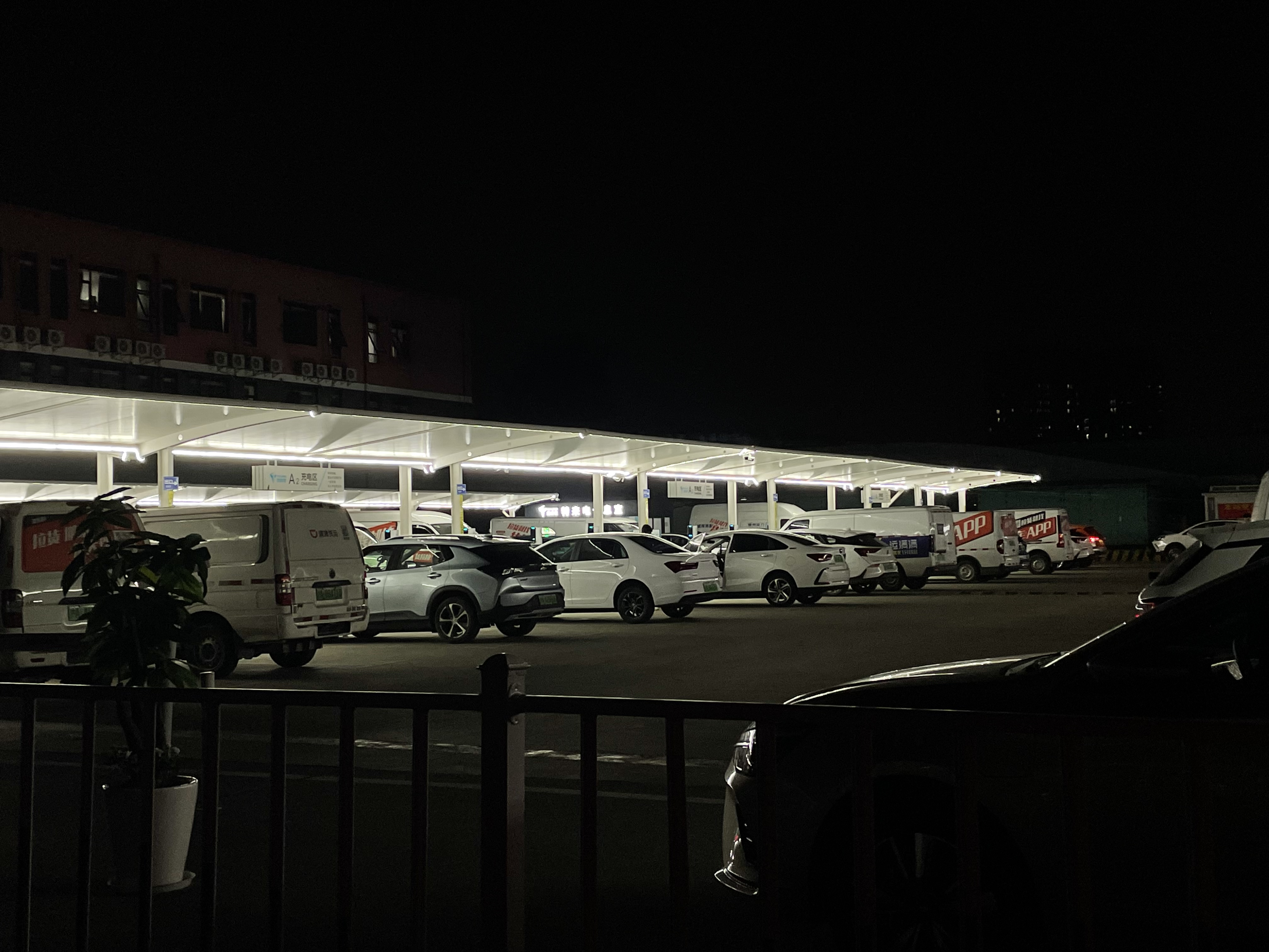 網(wǎng)約車司機(jī)，“卷”在車流里